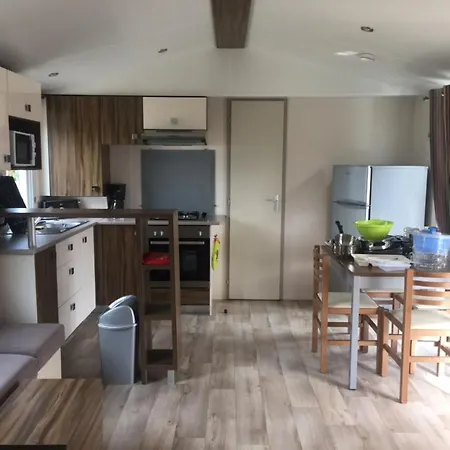 Mobilhome Dans Un Village 4* Kemping Gastes