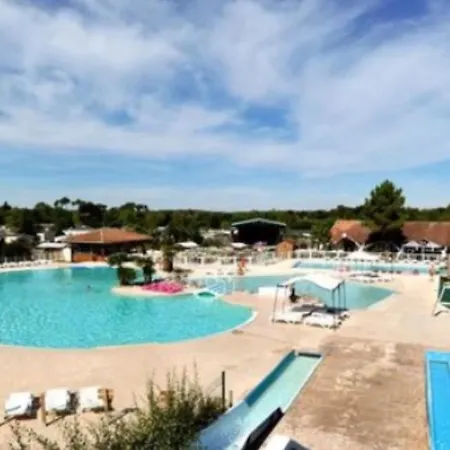 Camping Mobilhome Dans Un Village 4*