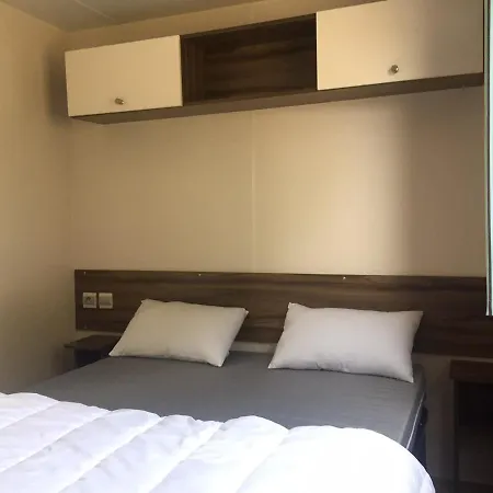 Kemping Mobilhome Dans Un Village 4*